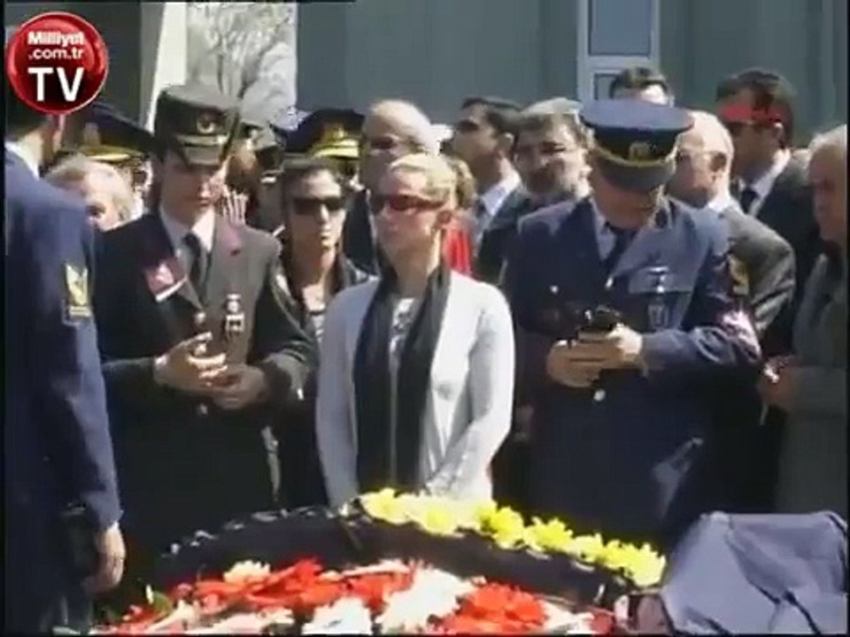 Enerji Bakanı Taner Yıldız a yumruklu saldırı