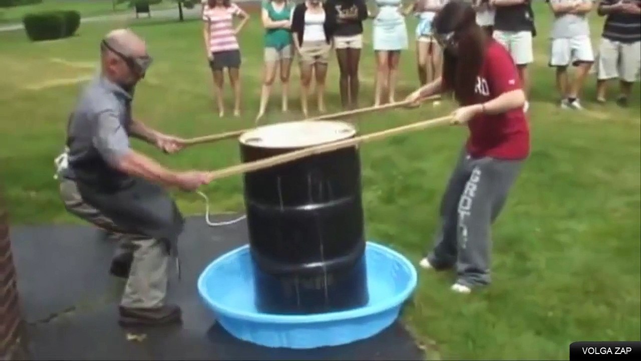 Ecraser un gros baril en acier en utilisant des glaçons et de lair comprimé