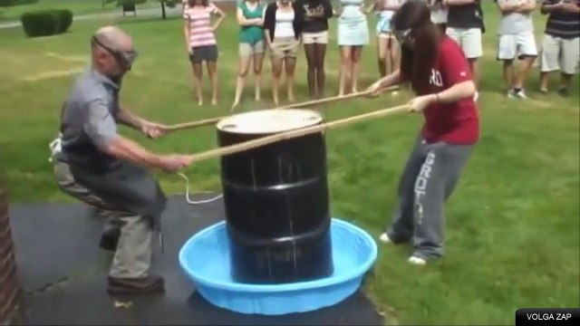 Ecraser un gros baril en acier en utilisant des glaçons et de lair comprimé