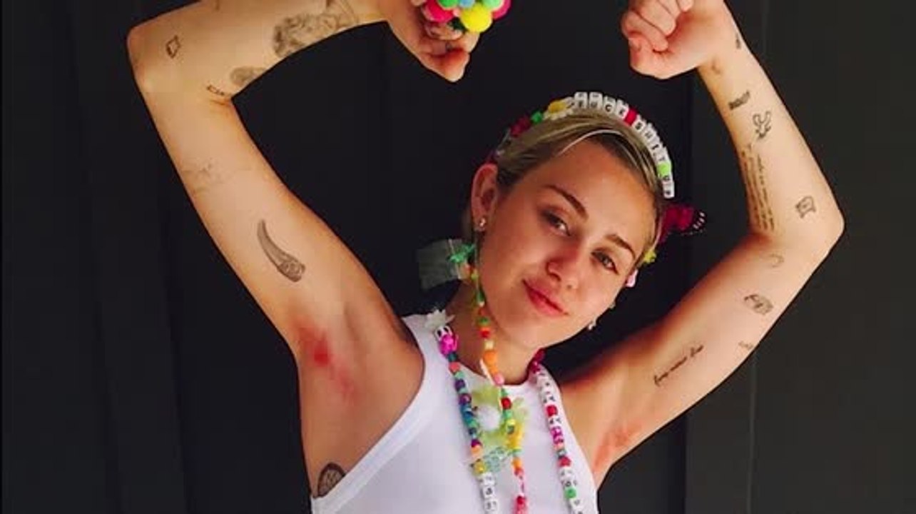 Miley Cyrus entfernt sich ihre Achselhaare
