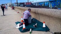 Cet apiculteur vient récupérer un essaim d'abeilles en pleine ville - Impressionnant