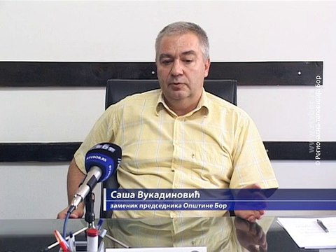 Protest Miloša Gligorića ispred Opštine Bor, 22. jul 2015. (RTV Bor)