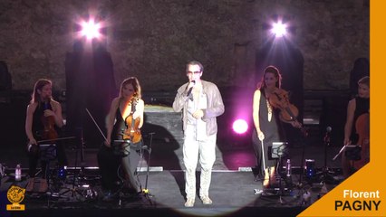 Florent Pagny en concert sur la scène du théâtre Jean-Deschamps dans le cadre du festival de Carcassonne :