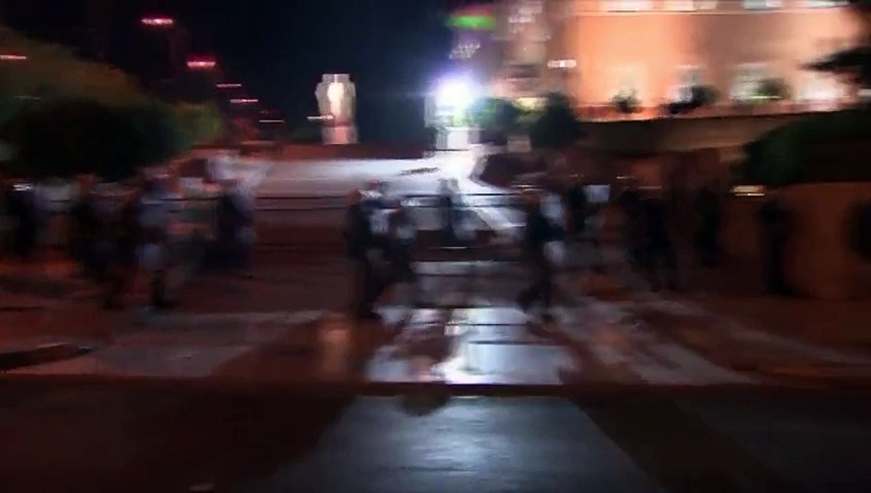 Grèce : violents heurts devant le Parlement à Athènes