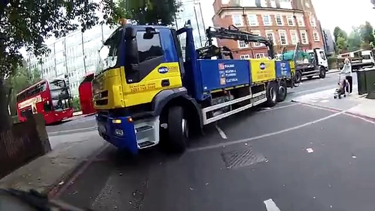 ¡Ay chamo! Mira cómo este motorizado se salvó de ser aplastado por camión
