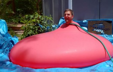 En cámara lenta: Así explota un globo de agua con un hombre dentro