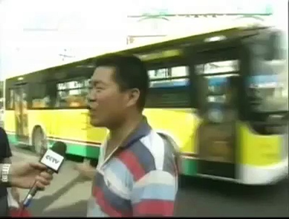 7.5新疆乌鲁木齐暴乱时记者隔门缝拍摄的视频