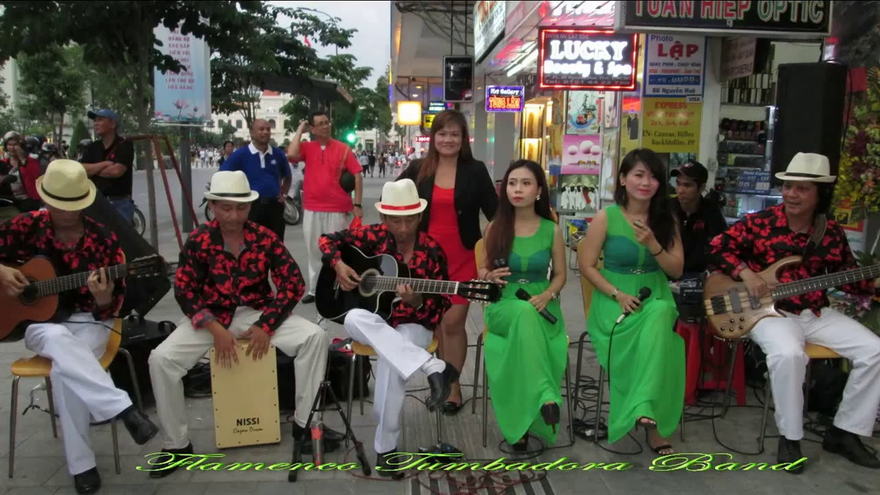 BAN NHAC FLAMENCO TP HCM- TUMBADORA THANH TUNG- Phố Đi Bộ Nguyễn Huệ SG