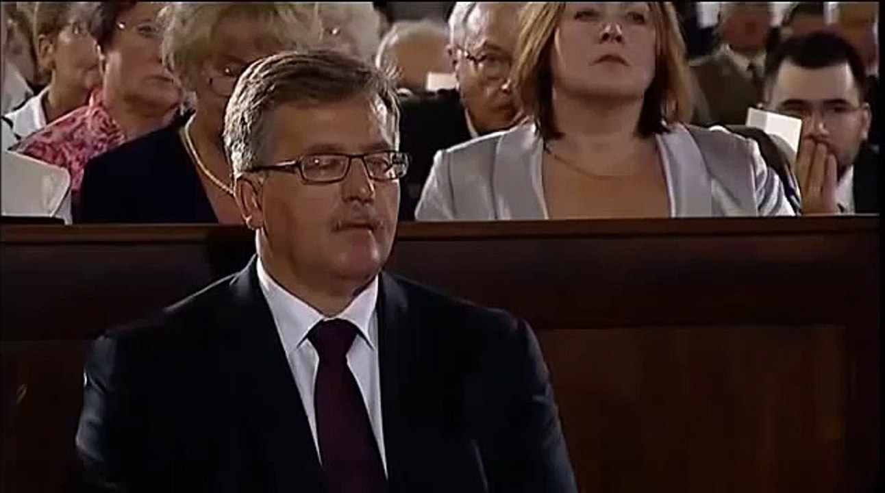 Komorowski śpi na mszy  z politykami!