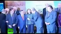 El rey Juan Carlos cubre su ojo morado con lentes oscuros durante sus entrevistas