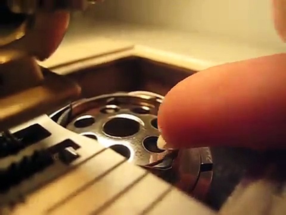 Elna Lotus SP : Installer la canette de la machine à coudre