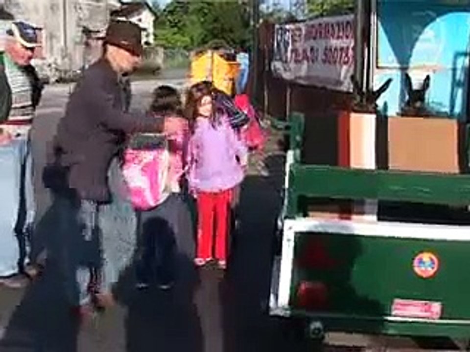 Gli asini accompagnano i bambini a scuola