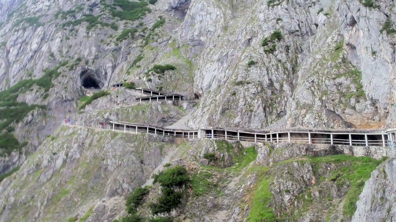 Eisriesenwelt im werfen - Biggest ice cave in the world - Grootste ijs grot ter wereld in oostenrijk