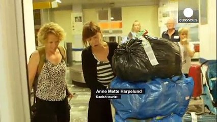 گردشگران در یونان به کمک مهاجران گریخته از جنگ می آیند