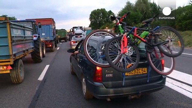 مزارعون غاضبون يغلوق الطرق السريعة المؤدية إلى مدينة ليون الفرنسية