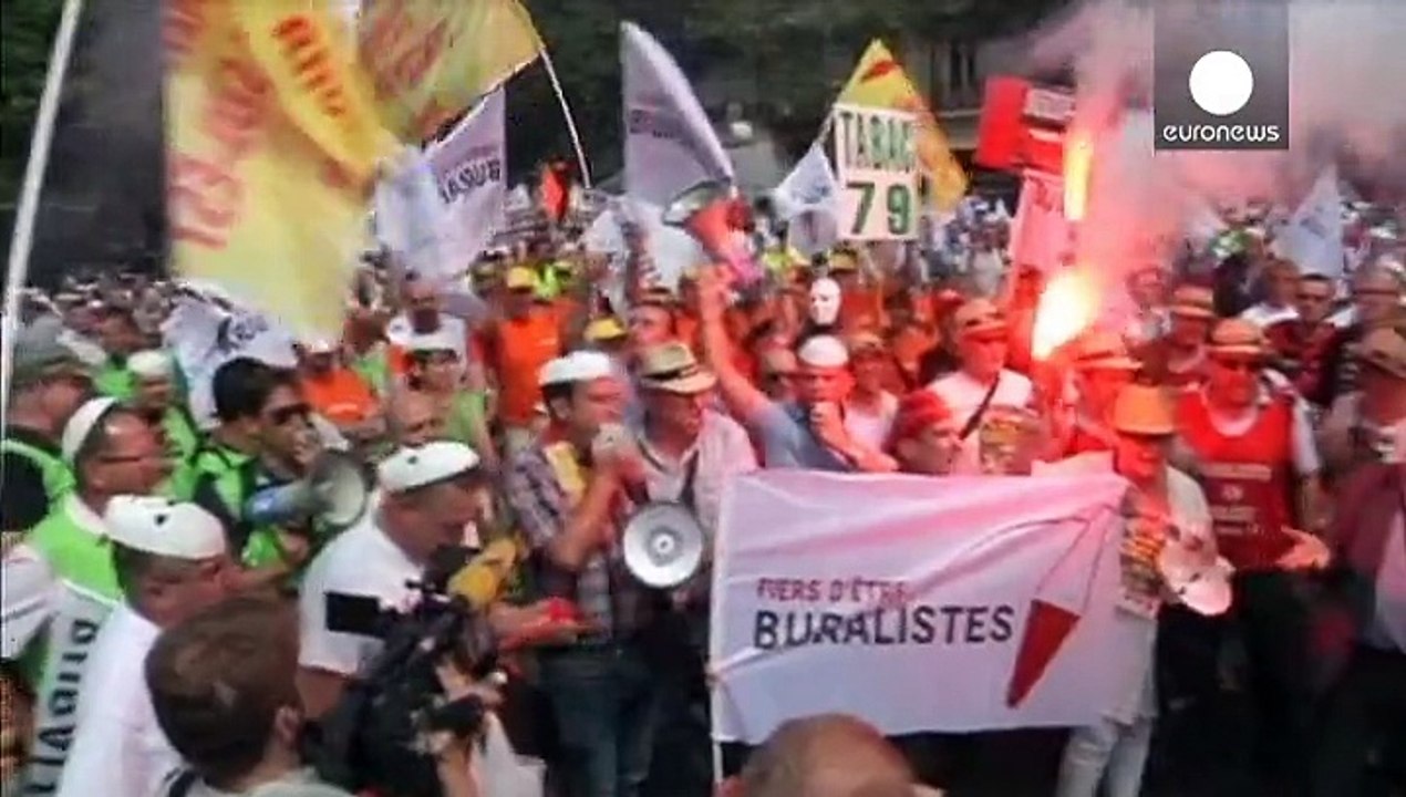 French tobacconists mount cigarette packaging protest