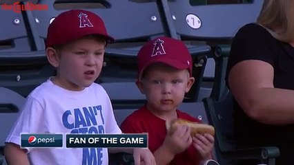 Un gamin en galère avec son Hot Dog refuse de s'avouer vaincu!