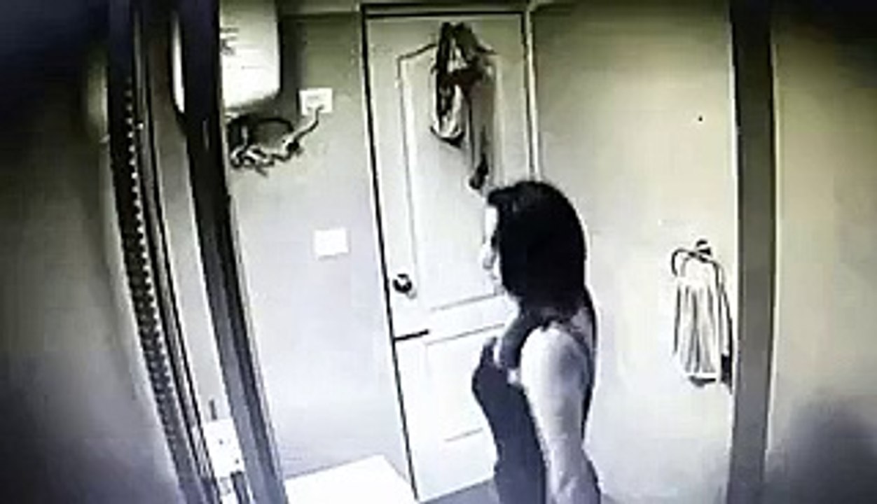 larki ne aapne kapre utaar diye By Daily Fun