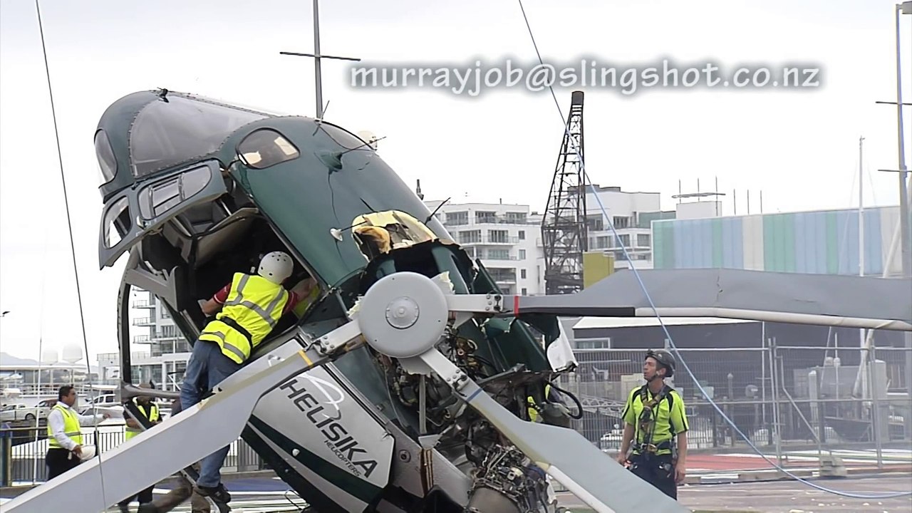 Un hélicoptère s'écrase après avoir touché un cable avec son rotor - Impressionnant