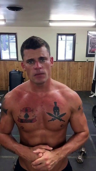 Un prof de fitness très dur avec les gens en surpoids...