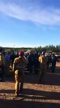 Des pompiers sud africain chantent en venant aider les pompiers canadiens