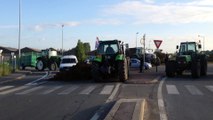 Des agriculteurs du Boulonnais bloquent l'accès au Leclerc d'Outreau