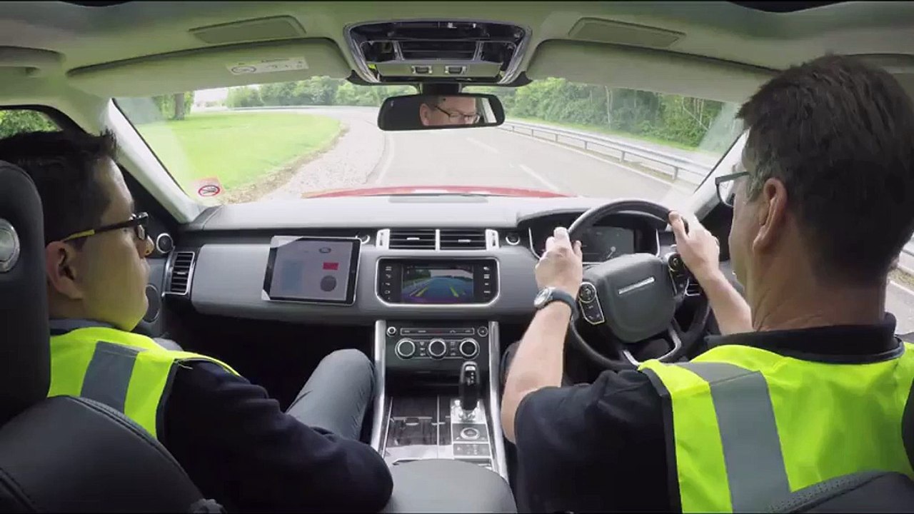 Le Range Rover "Demi-tour multi-manœuvres" effectue un demi-tour sur la route