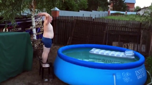 Un plongeon complétement foireux dans une piscine