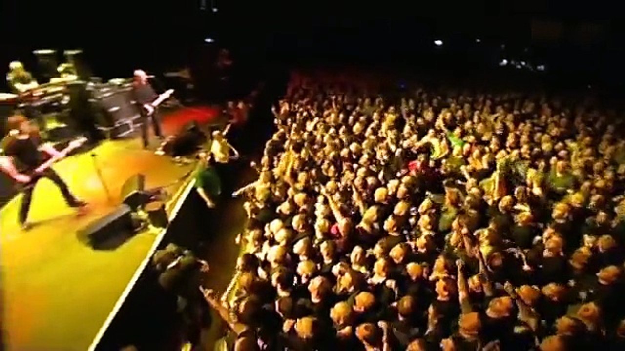 The Stranglers - Hanging around (with keyboard incident)