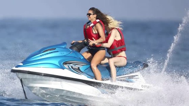 Nina Dobrev passe un été ensoleillé à St. Tropez