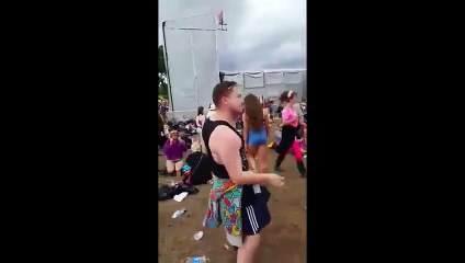 Un festivalier se défoule sur Uptown Funk