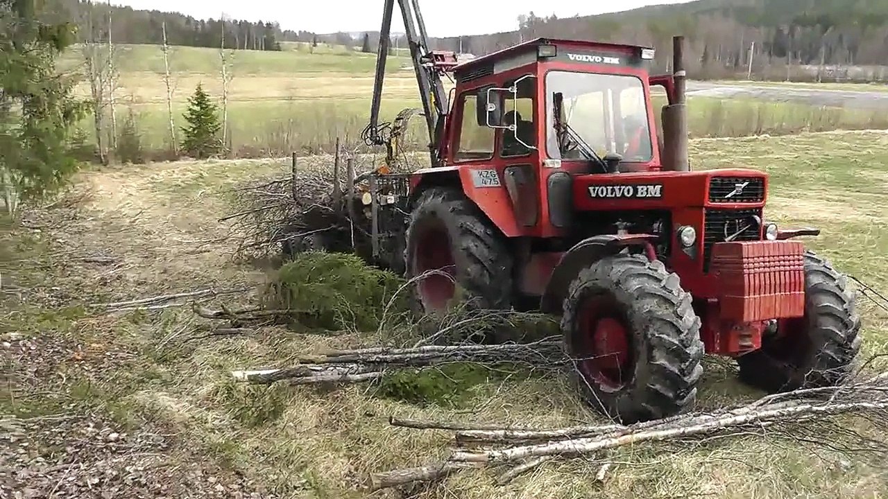 Volvo bm 2654 with a Mowi lumber trailer