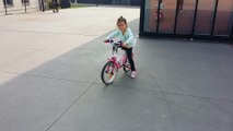 rose apprend le vélo sans roulettes (6ans)