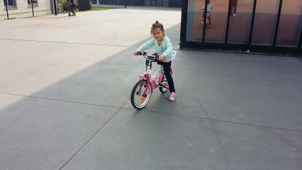 rose apprend le vélo sans roulettes (6ans)