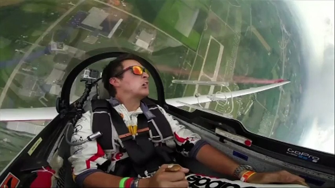 Des acrobaties en planeur filmées de l'intérieur du cockpit