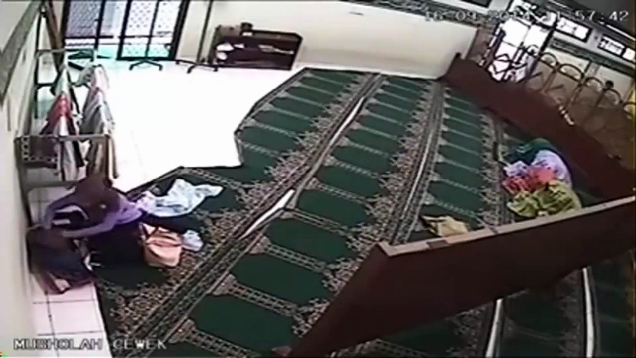 مسجد انتظامیاں نے ایک عورت کو دوسری نمازی عورتوں کے پرس سے چیزیں چُراتے پکڑ لیا. واچ