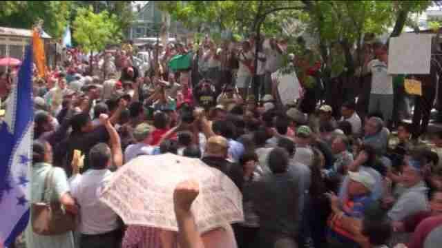 Simpatizantes de Zelaya se llevan a un periodista del tribunal