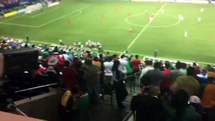 Panameños aplauden al árbitro tras segundo penal dudoso