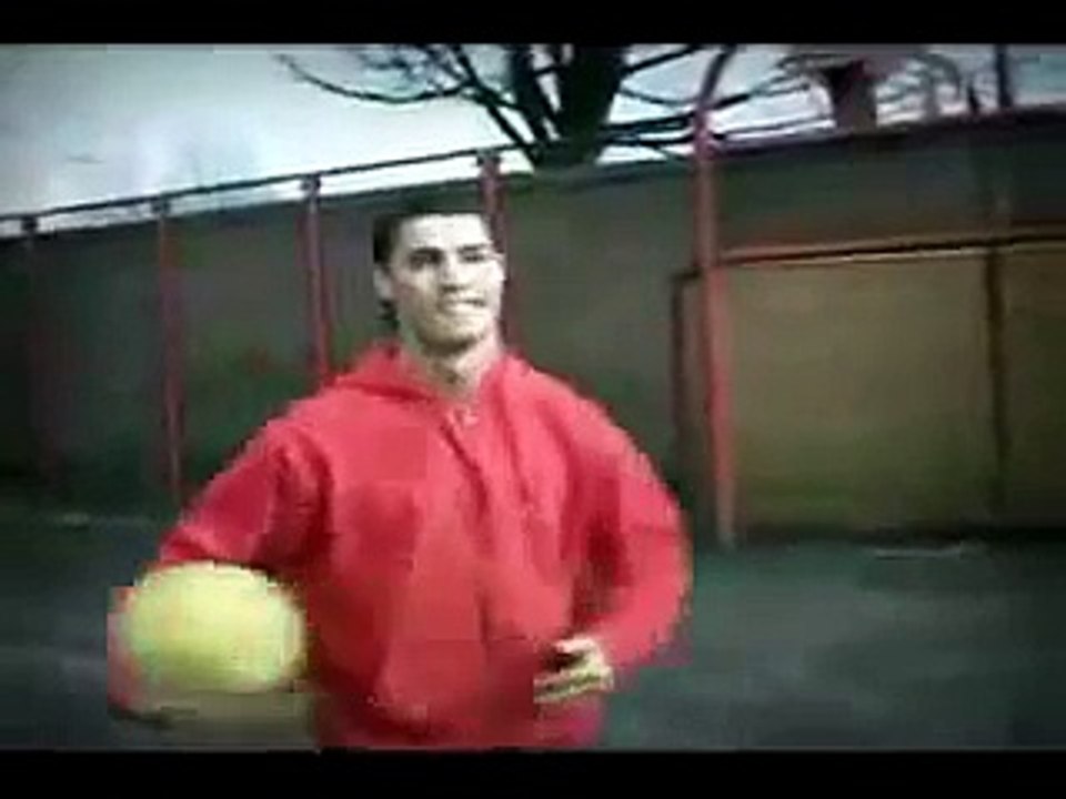 Ronaldinho vs Cristiano Ronaldo freestyle