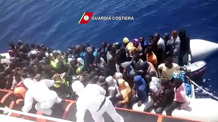 Download Video: Lampedusa - soccorsi oltre duemila immigrati, tra cui 4 neonati