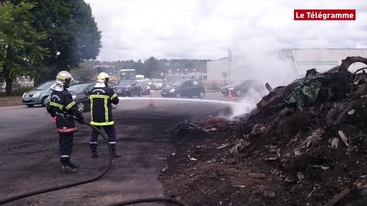 Quimper. Nettoyage en cours devant Entremont