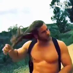 Saçlarını Toplarken Dünyanın En Çekici Erkeği Haline Gelen Adam