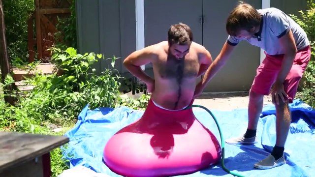 Un ballon d’eau géant éclate avec un homme dedans