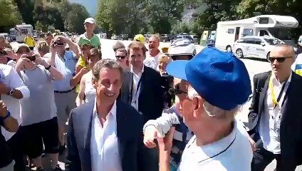 Nicolas Sarkozy grimpe… dans la voiture du Tour