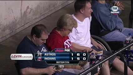 Cette femme attrape la balle en plein vol avec un reflexe hallucinant