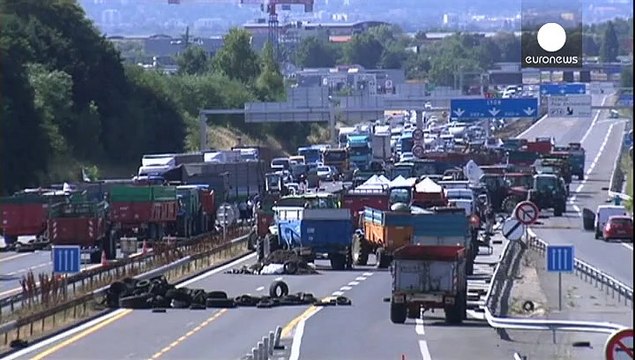 Tolti i blocchi stradali, gli agricoltori francesi restano mobilitati
