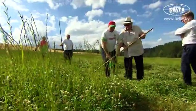 Depardieu apprend à faire les foins auprès de l'autocrate biélorusse Loukachenko