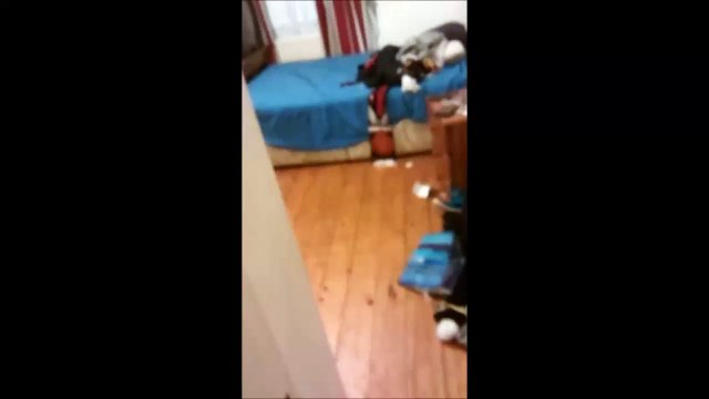 Un gars terrifié par une paire de chaussettes
