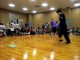 Un breakdancer improvise une figure inédite et on comprend pourquoi - Battle de breakdance