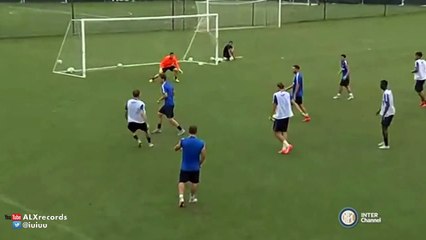 Xherdan Shaqiri marque d'un angle impossible à l'entraînement